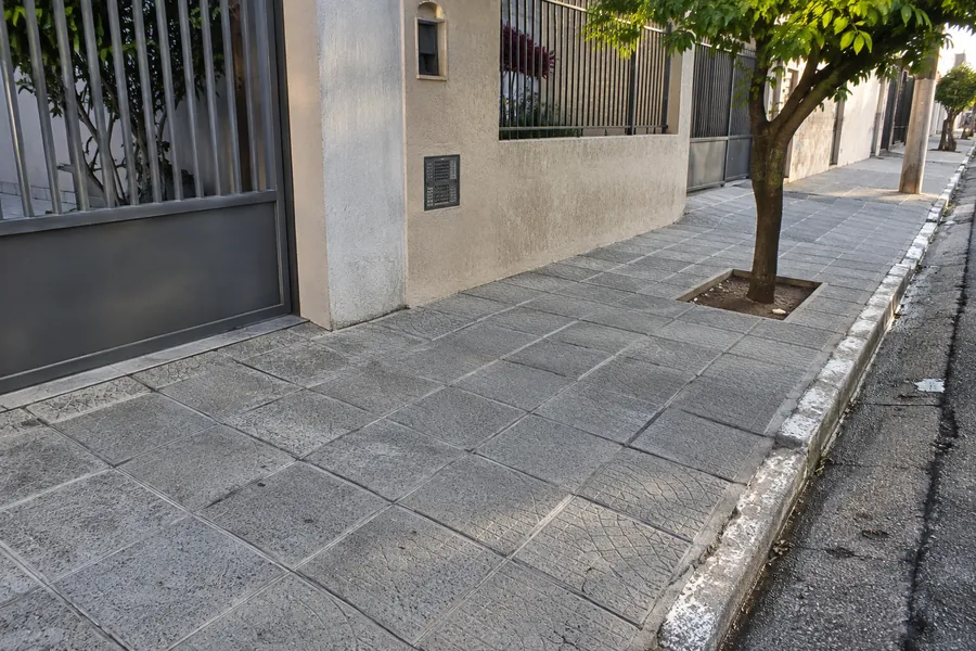Calçada residencial limpa