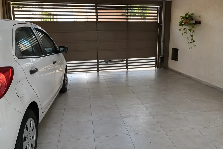 Garagem com piso cerâmico limpo