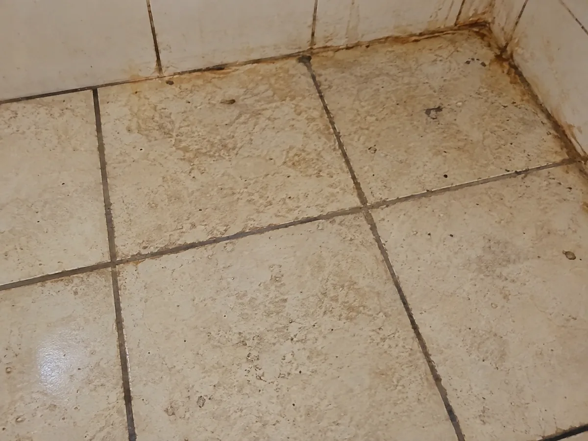 Piso encardido antes da limpeza