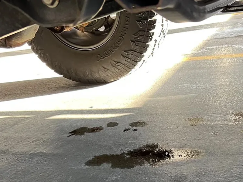 Mancha de óleo no piso da garagem
